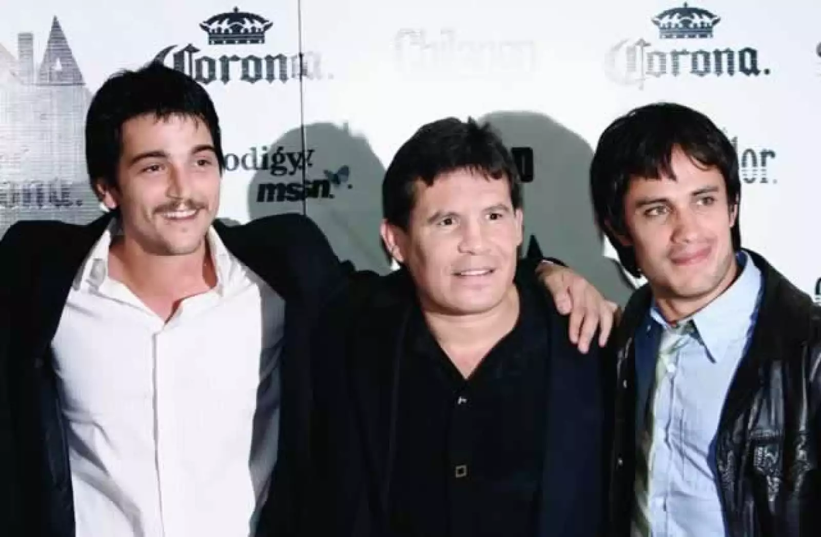 UN PASO MÁS. Junto a Julio César Chávez, personaje que le inspiró para su primera cinta como director, J.C. Chávez.