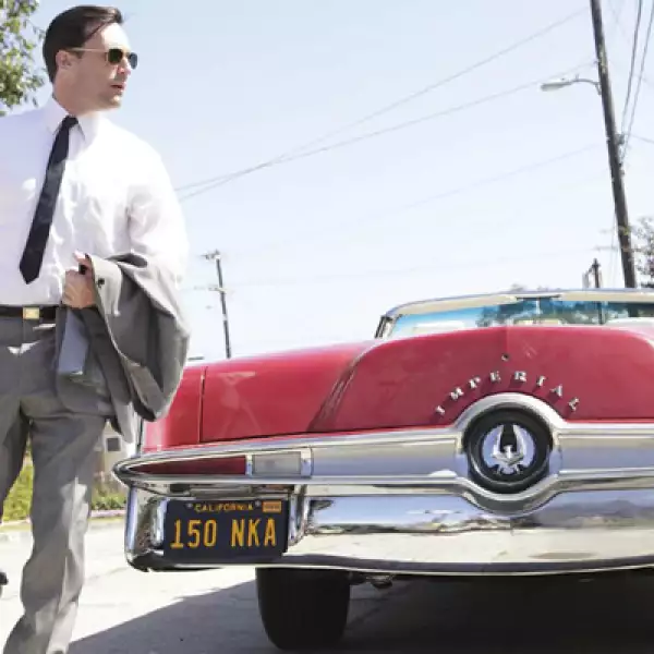 Los autos y la moda de los años sesenta se ven reflejados en la producción a cargo de Janie Bryant.