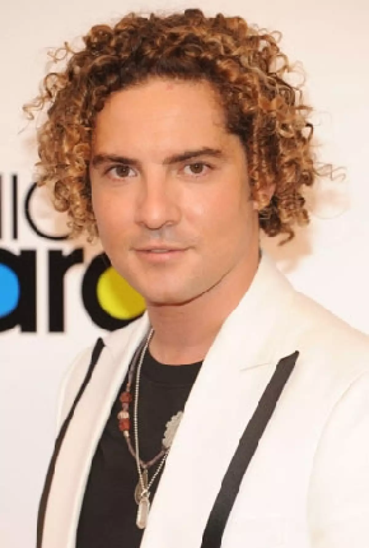 El cantautor español permanece en el número uno del chart general de Monitor Latino con el tema "Mi princesa".