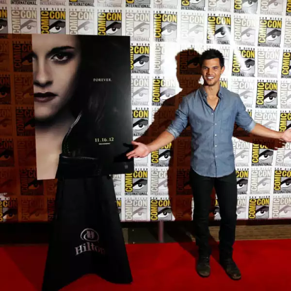 El intérprete de Jacob Black lució muy guapo al posar junto a sus fans.