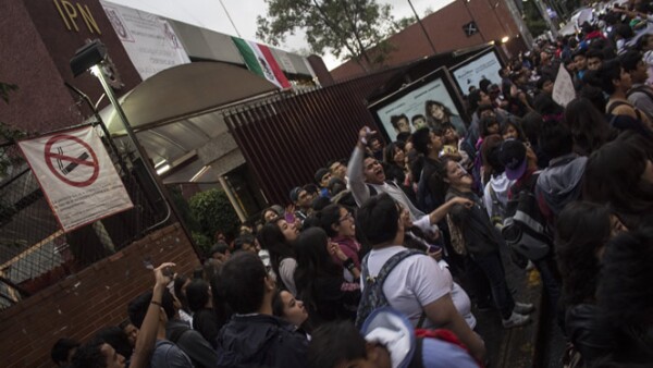 Más tarde, los alumnos realizaron cortes a la circulación en esa avenida. Los estudiantes aseguran que las nuevas disposiciones atentan contra los sus derechos educativos.