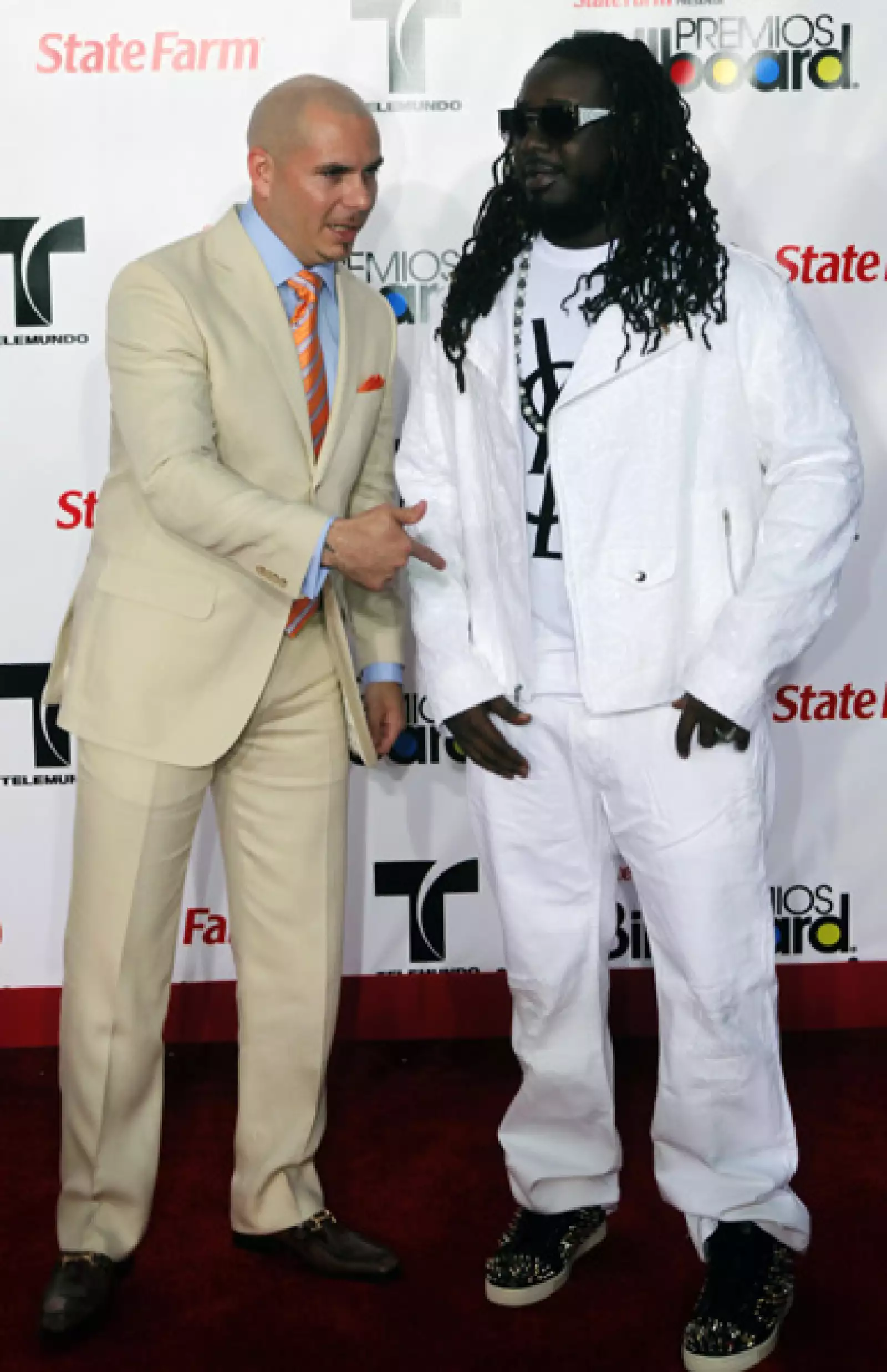 Pitbull y el rapero T-pain durante su llegada a la alfombra roja.