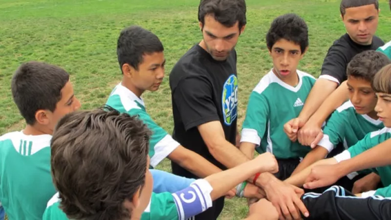 niños refugiados juegan futbol