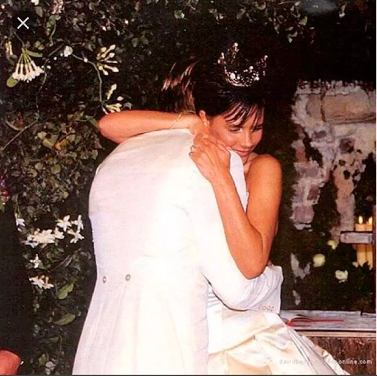 Los Beckham se casaron en el castillo de Luttrellstown en Irlanda. Victoria lució un diseño de Vera Wang, que se convirtió en el modelo más imitado ese año.