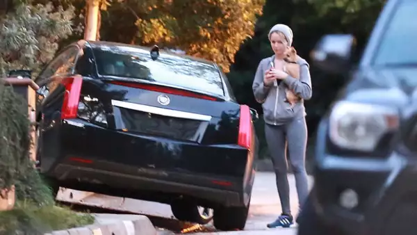 Al parecer la estrella de Hollywood ha superado su ruptura con Chris Martin, pues fue vista saliendo de la casa del productor Gabe Polsky.