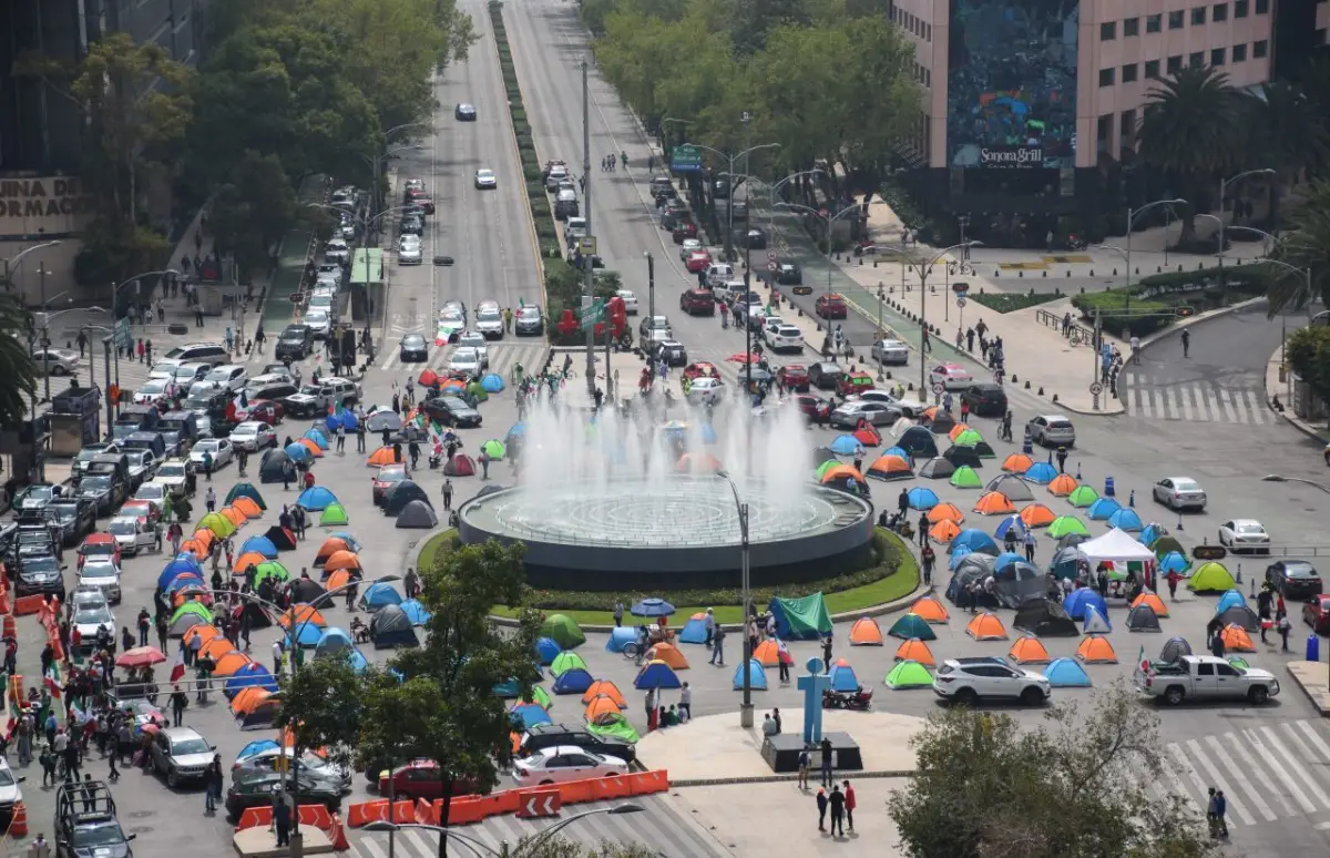 Simpatizantes del FRENA extendieron su plantón a la altura de Reforma al cruce de Bucareli.