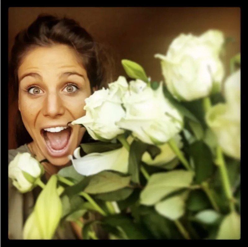 El futbolista celebra el cumpleaños de la periodista española con flores y una dedicatoria muy especial.