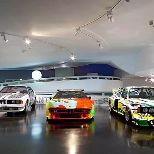 La idea de que un artista engalanara un automóvil fue del subastador y piloto francés, Hervé Poulain.