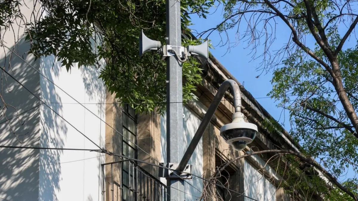 En la imagen se observa un poste de cemento en la CDMX con bocinas de la alerta sísmica. 