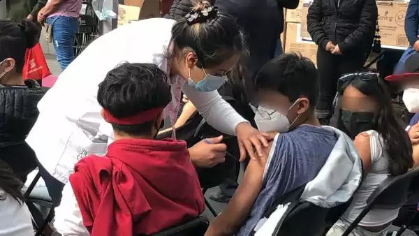 Las sedes y los requisitos para la vacuna COVID para niños de 12 años ya están disponibles. (Niño recibiendo la vacuna por parte de una enfermera).