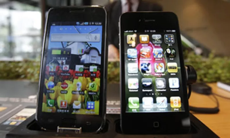 Apple complicó su disputa con Samsung al solicitar una orden judicial que prohibiría toda la línea de dispositivos inteligentes de su rival. (Foto: AP)