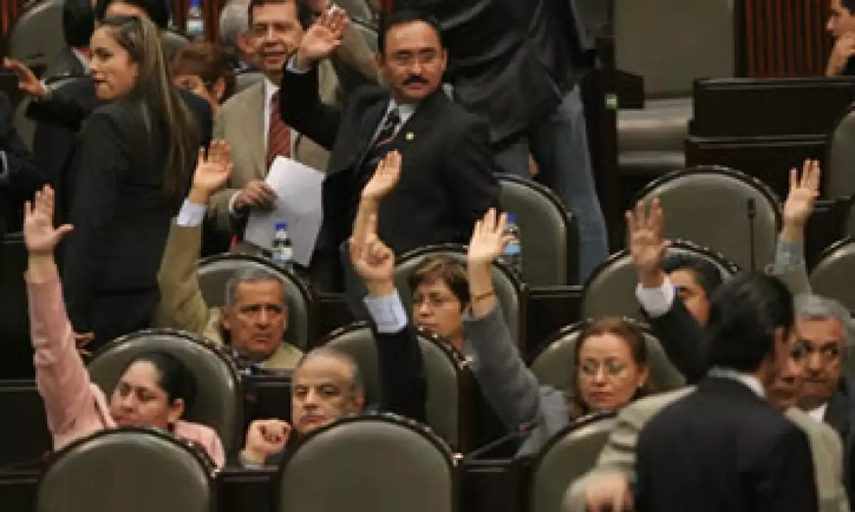 Uno de cada tres pesos aprobados para el Presupuesto de Egresos es ejercido por estados y municipios. (Foto: AP)