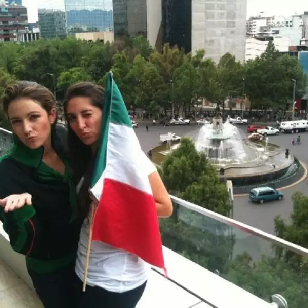 Alondra de la Parra y amiga celebran en la Diana.