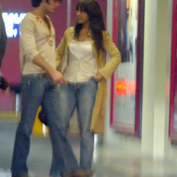 En 2006 la relación entre Kate y Aarón se confirmaba tras la publicación de unas fotografías donde se les veía besándose. (Foto: Clasos.com)  En mayo de 2006 se hicieron novios por primera vez, cuando se conocieron durante la filmación de la película `Amas de casa´.