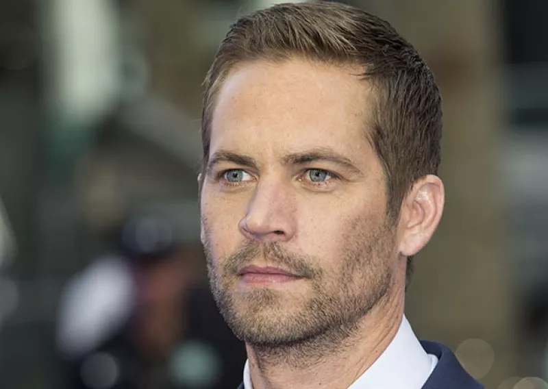 En una ceremonia privada dentro de cementerio Forest Lawn, sus padres y hermanos enterraron las cenizas del actor que falleció en un trágico accidente de auto a finales de noviemrbe.