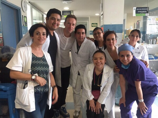 El vocalista de Coldplay también posó con el personal del hospital.