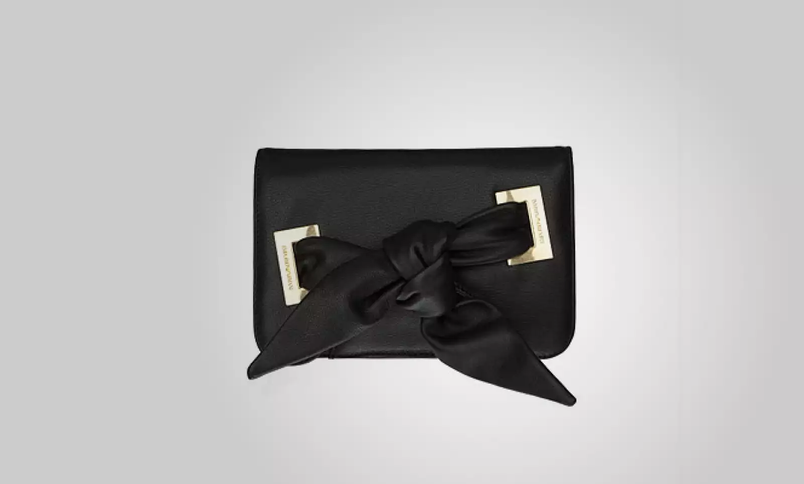 Para una noche de coctel, ellas pueden optar por estar cartera de piel con un moño en color dorado.