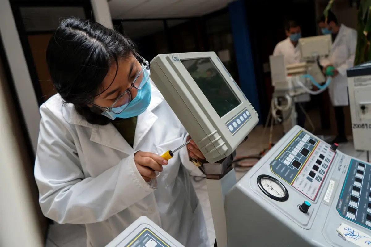 Voluntarios del Instituto Tecnológico de Morelia reparan ventiladores que serán enviados a todo el país para combatir el brote de Covid-19.