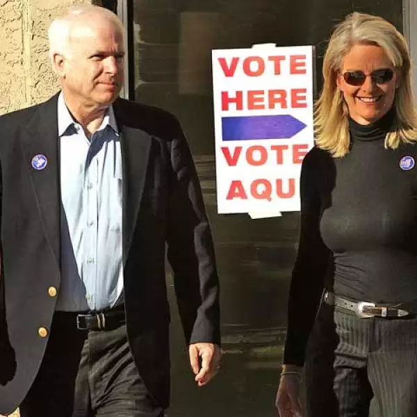 Para ocasiones más informales también ha destacado su modernidad con toques sobrios. Aquí poco antes de cortarse el cabello, el cual lucía de largo medio y corte clásico.