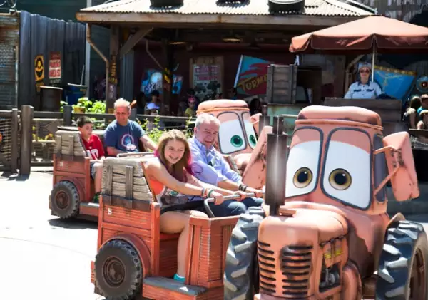 Papá e hija se divirtieron en las atracciones del parque.