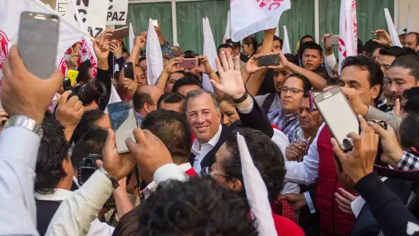 Entre porras y aplausos