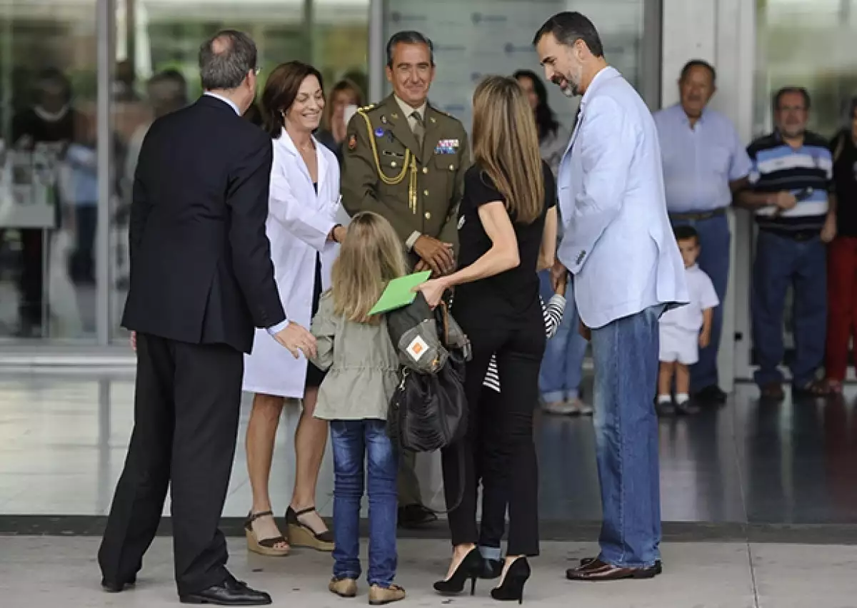 Los Príncipes Letizia y Juan Carlos de Asturias llevaron a sus hijas a visitar a su abuelo en su recuperación en el hospital. Como regalo le llevaron al Rey Juan Carlos un dibujo.