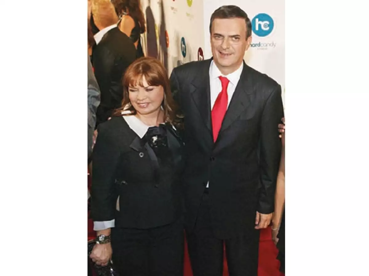 CÓMPLICES. La artista fue un apoyo para el político perredista durante los primeros años de su mandato.