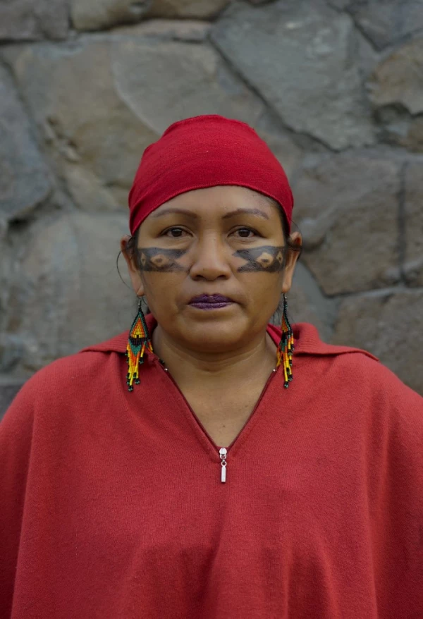 Margarita Malaver, de 35 años, del grupo indígena Kichwa-sarayaku, posa para una foto.