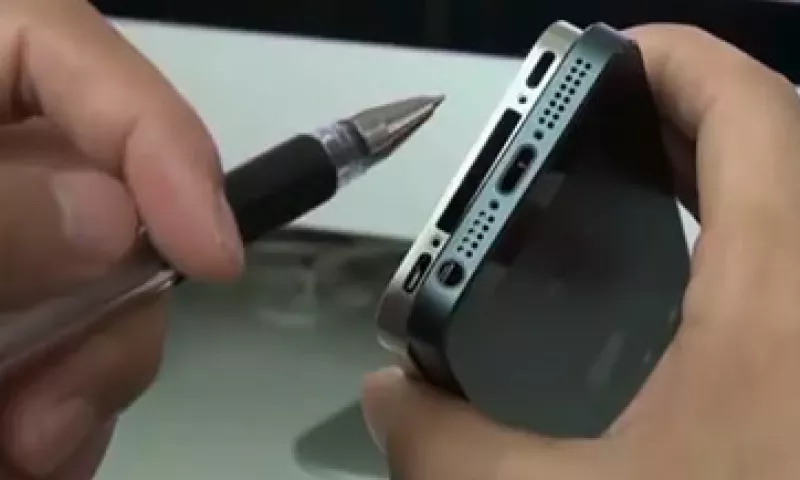 En un video se muestra la carcasa de un nuevo iPhone con 19 clavijas.  (Foto: Cortesía Fortune)