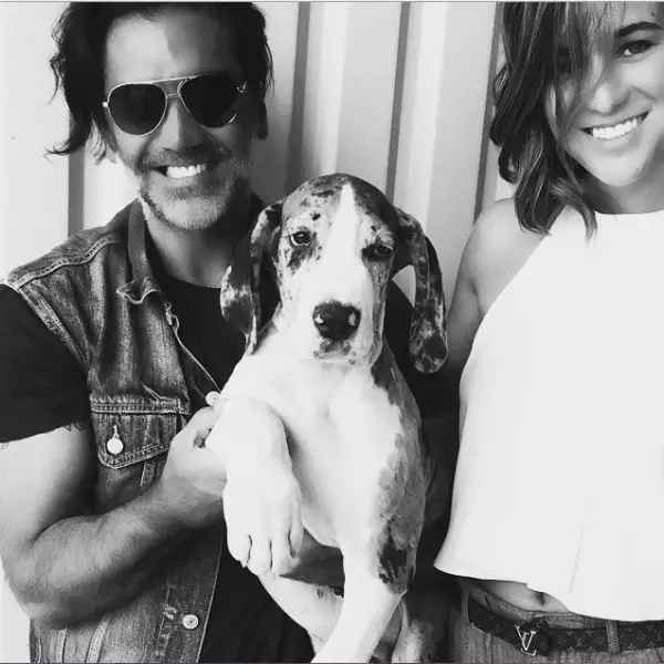 Aunque parecían haberse separado, todo indica que el cantante regresó con su novia Karla Laveaga.