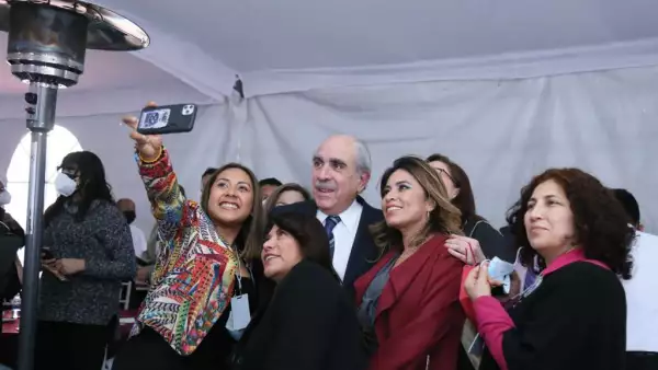 El titular de la UIF con diputadas de Morena.