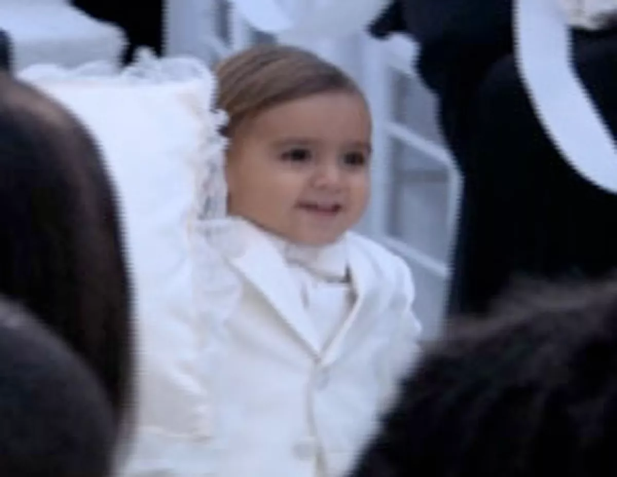 El pequeño Mason fue el primero en caminar por la alfombra blanca.