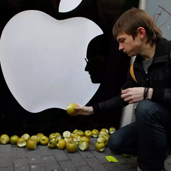 El logo de Apple, modificado con el perfil de Jobs, pudo ser visto en varias de las tiendas de la tecnológica.