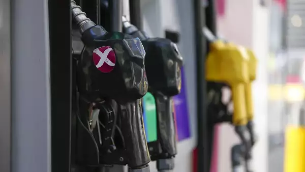 El precio máximo de la Gasolina Premium bajará en mayo a 13.95 pesos por litro, dice Hacienda.