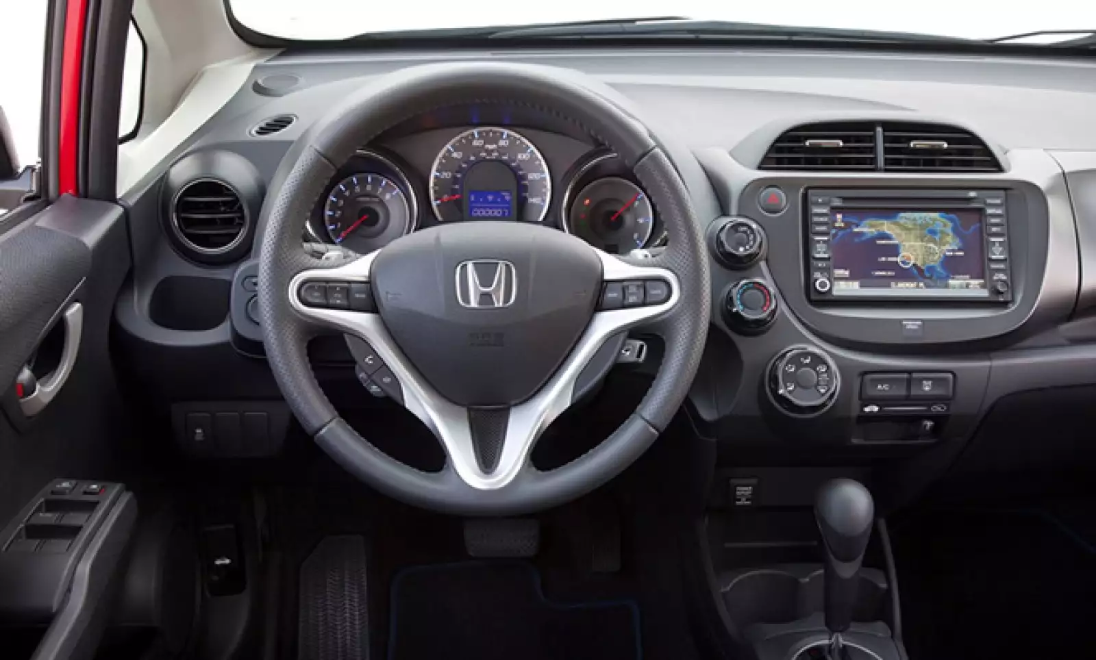 Este vehículo posee bolsas de aire frontales (SRS) tanto para el conductor como para el acompañante, bolsas laterales con Sistema de Detección de Posición del Ocupante (OPDS) y  frenos de disco en las 4 ruedas.