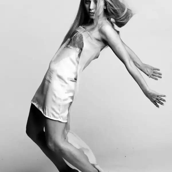 En las imágenes Lady Gaga muestra sus multiples tatuajes que tiene en el cuerpo.