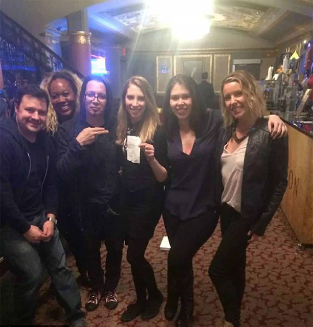 Los bartenders agradecieron el generoso gesto por parte de la comediante.