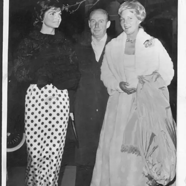 Jackie también sabía que la mejor opción para un día casual eran pantalones blancos y top negro.