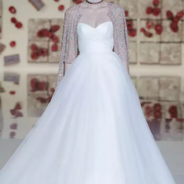 Para la sección Ladurée, entró este vestido de tul con cardigan de pedrería.