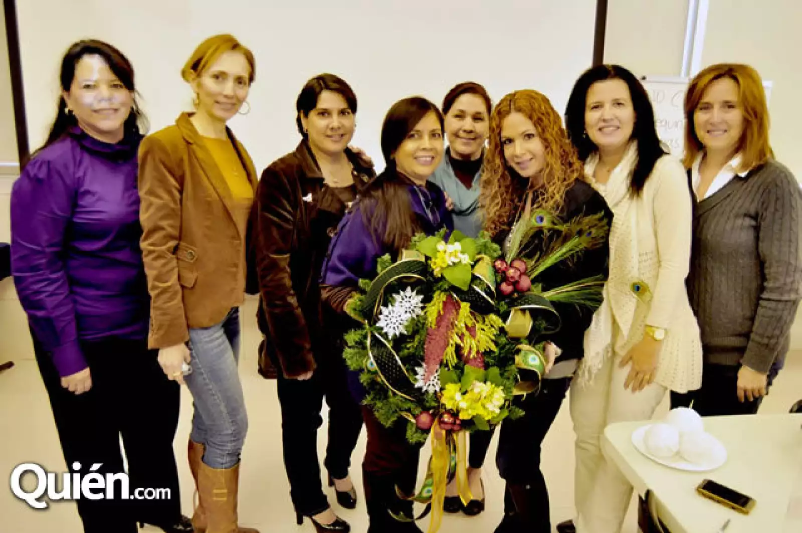 Esthela Villarreal da plática de decoración navideña