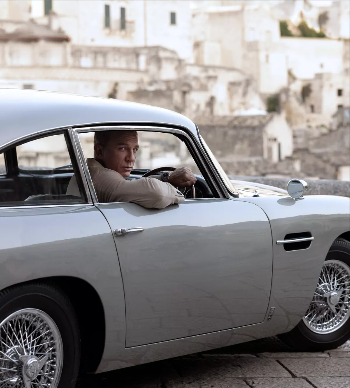 Daniel Craig está en su automóvil durante la grabación de 007 y luce su reloj OMEGA.
