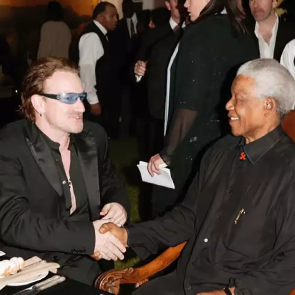 Bono con Mandela en 2003 durante una cena de Acción de Gracias en Cape Town, Sudáfrica.