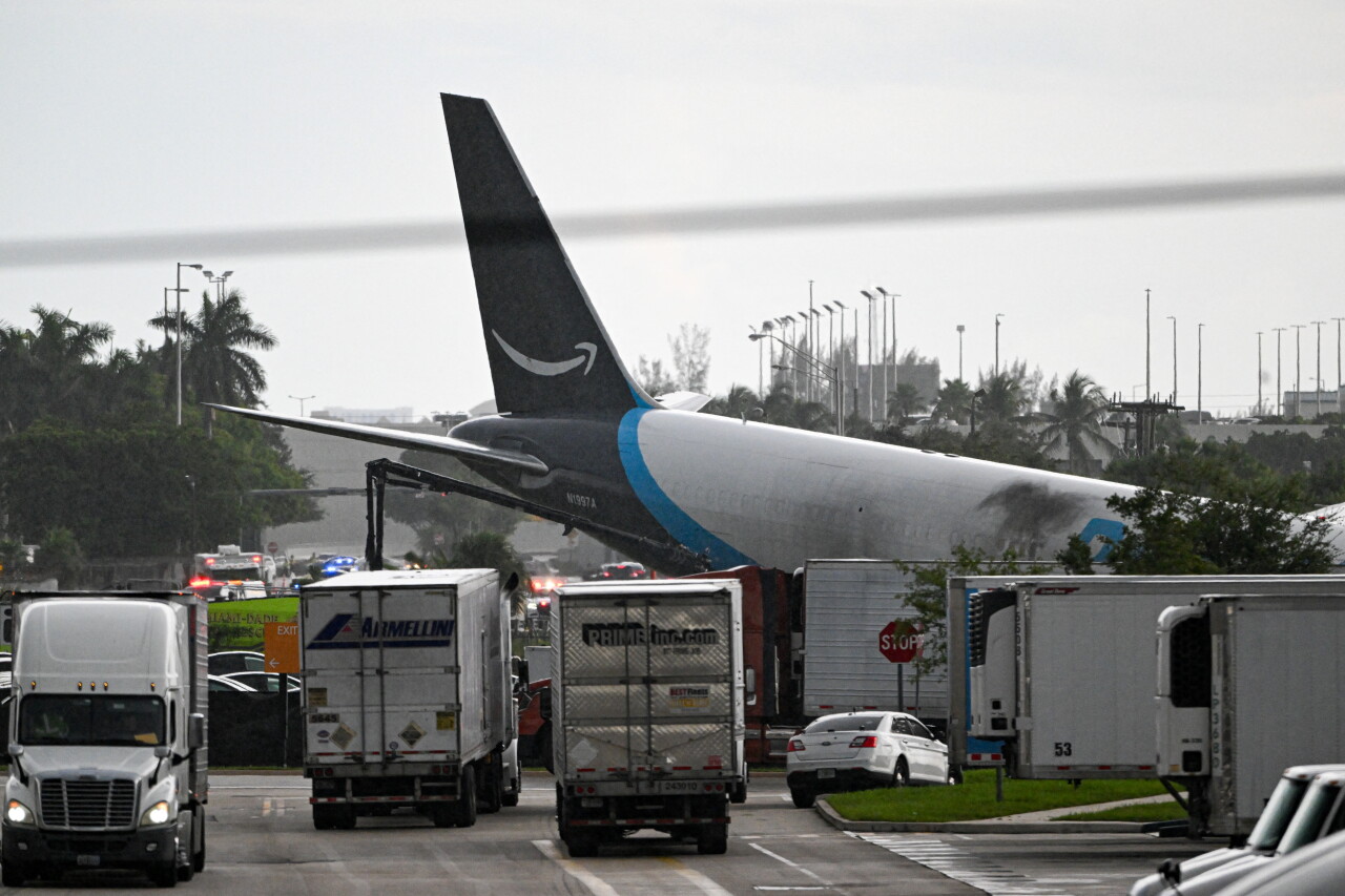 Avión de Amazon se sale de pista en Miami tras aterrizaje