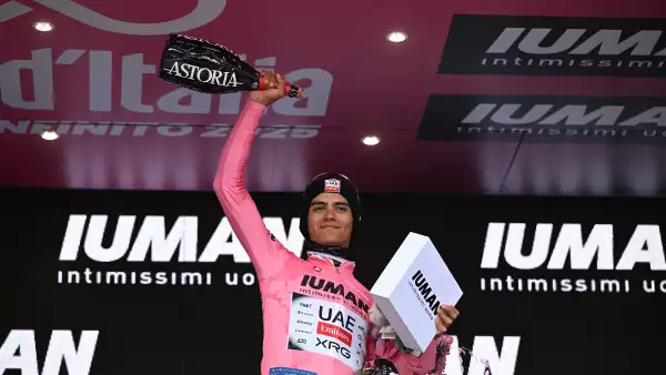 Foto de Isaac del Toro levantando el brazo en señal de victoria al ganar la etapa 16 del Giro de Italia y colocarse a la cabeza de la tabla general.