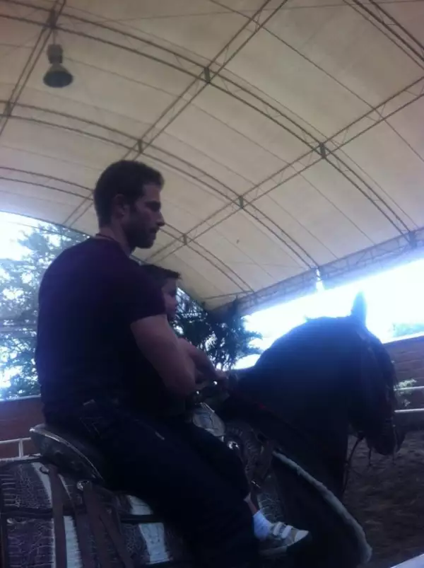 Rulli montó a caballo con uno de los hijos del Luis Miguel.