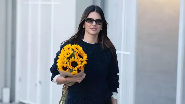 EXCLUSIVE - Kendall Jenner sneaking out of a photoshoot for FWRD, Los Angeles, CA, USA - 20 Nov 2022