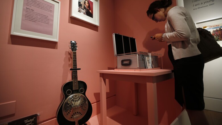 Una de sus guitarras en el Museo Judío. Los asistentes encontrarán fragmentos de sus escritos y discos que poseía.