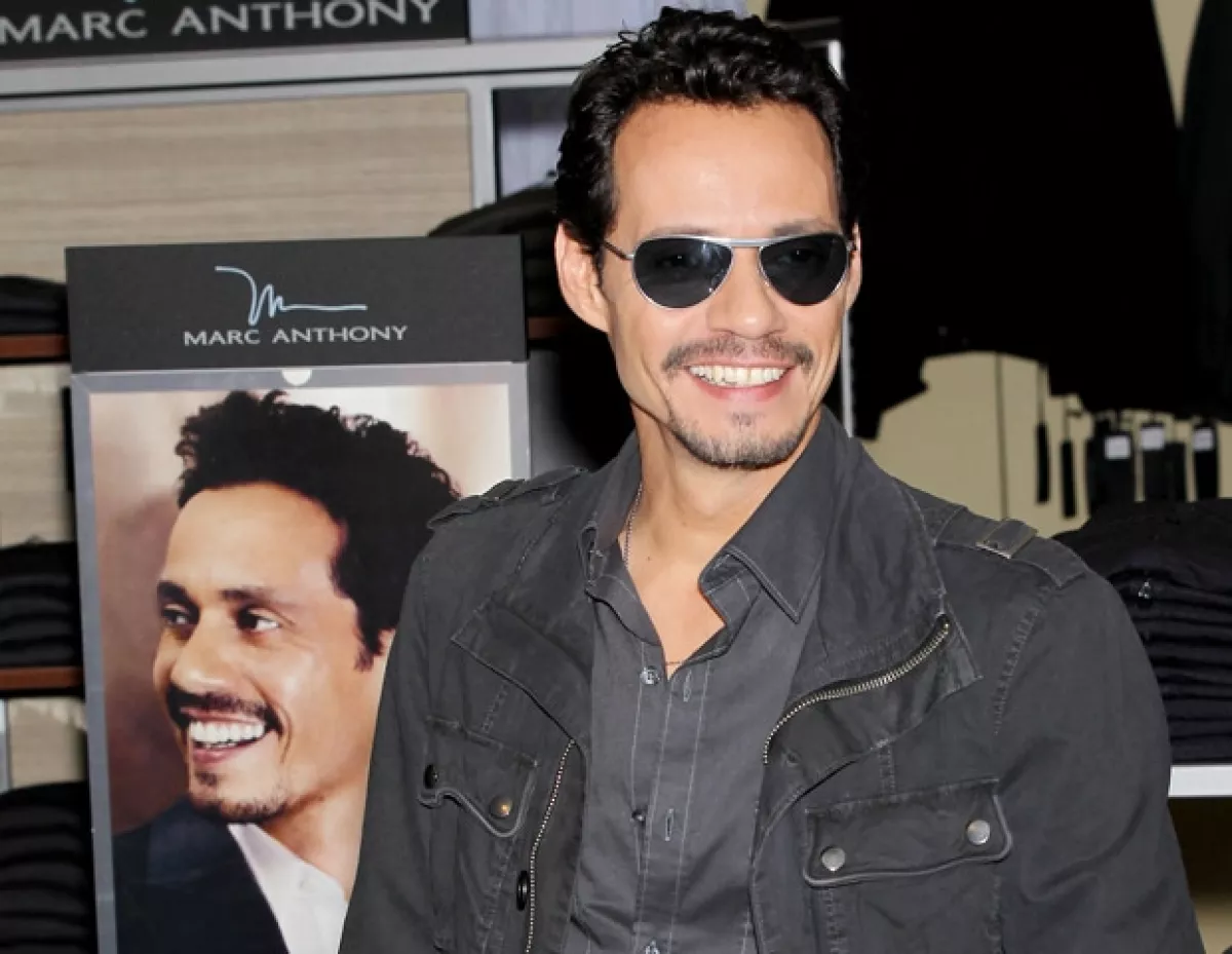 Marc Anthony marcó permanentemente su muñeca de la mano derecha con una imagen de la Estatua de la Libertad.