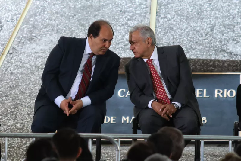 Lázaro Cárdenas Batel, coordinador de Asesores de la Presidencia, y Andrés Manuel López Obrador, presidente de México, durante la conmemoración del 82 aniversario de la Expropiación Petrolera.