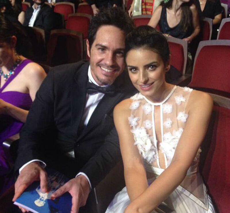 Aislinn Derbez fue una de las presentadoras de la noche y su novio Mauricio Ochmann estuvo ahí para apoyarla.